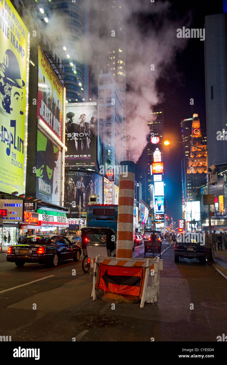 Dampf steigt im Rohr aus dem Untergrund auf dem Broadway, Times Square, New York, USA Stockfoto