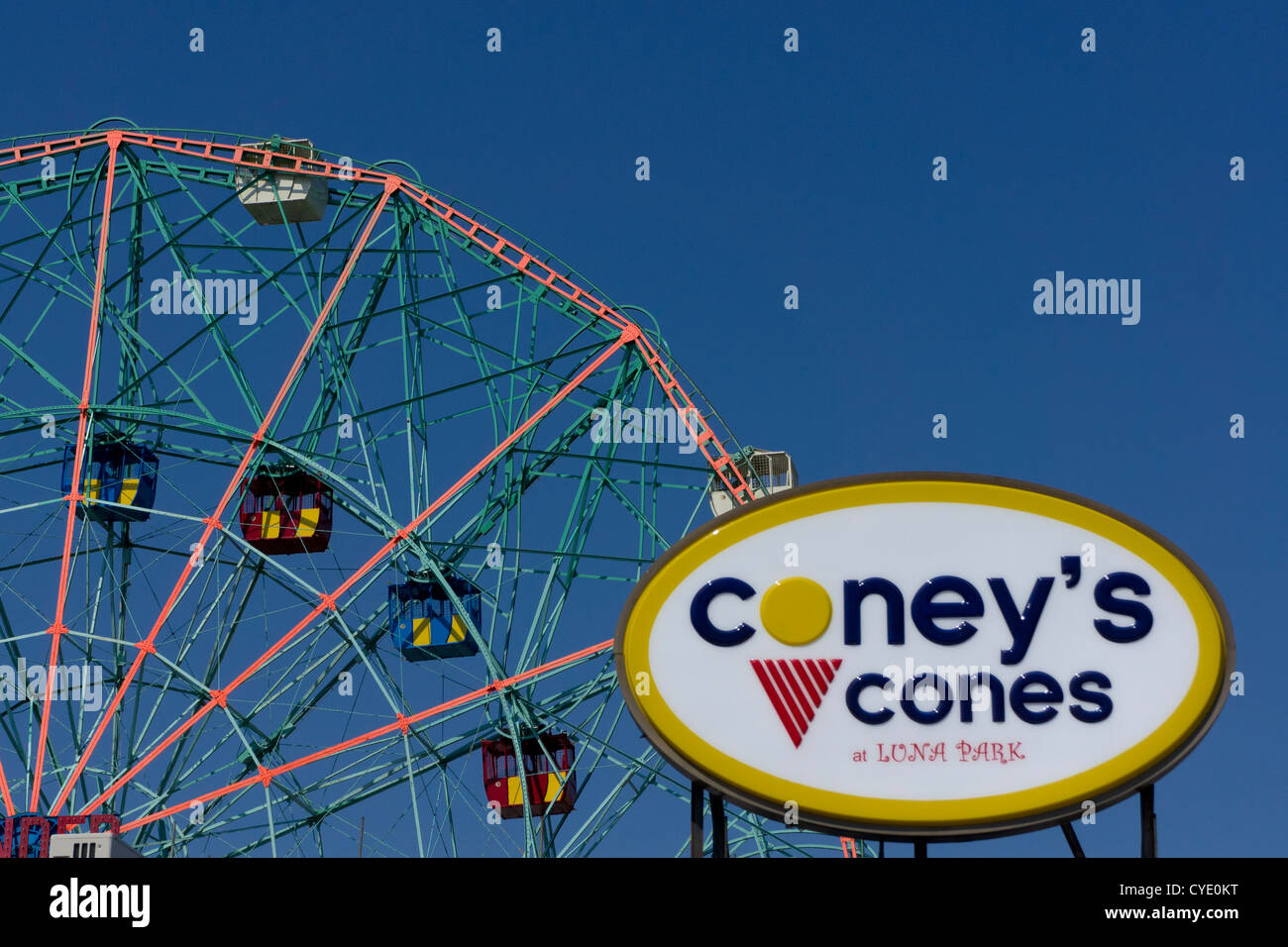 Wonder Wheel im Astroland Vergnügungspark auf Coney Island, mit Strandpromenade Eis Ladenschild, New York, New York, Vereinigte Staaten von Amerika Stockfoto