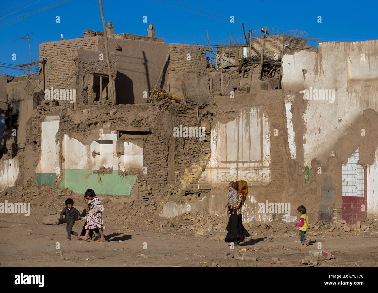 Familie vorbei In die abgerissenen alten Kashgar, Xinjiang Uyghur autonome Region, China Stockfoto
