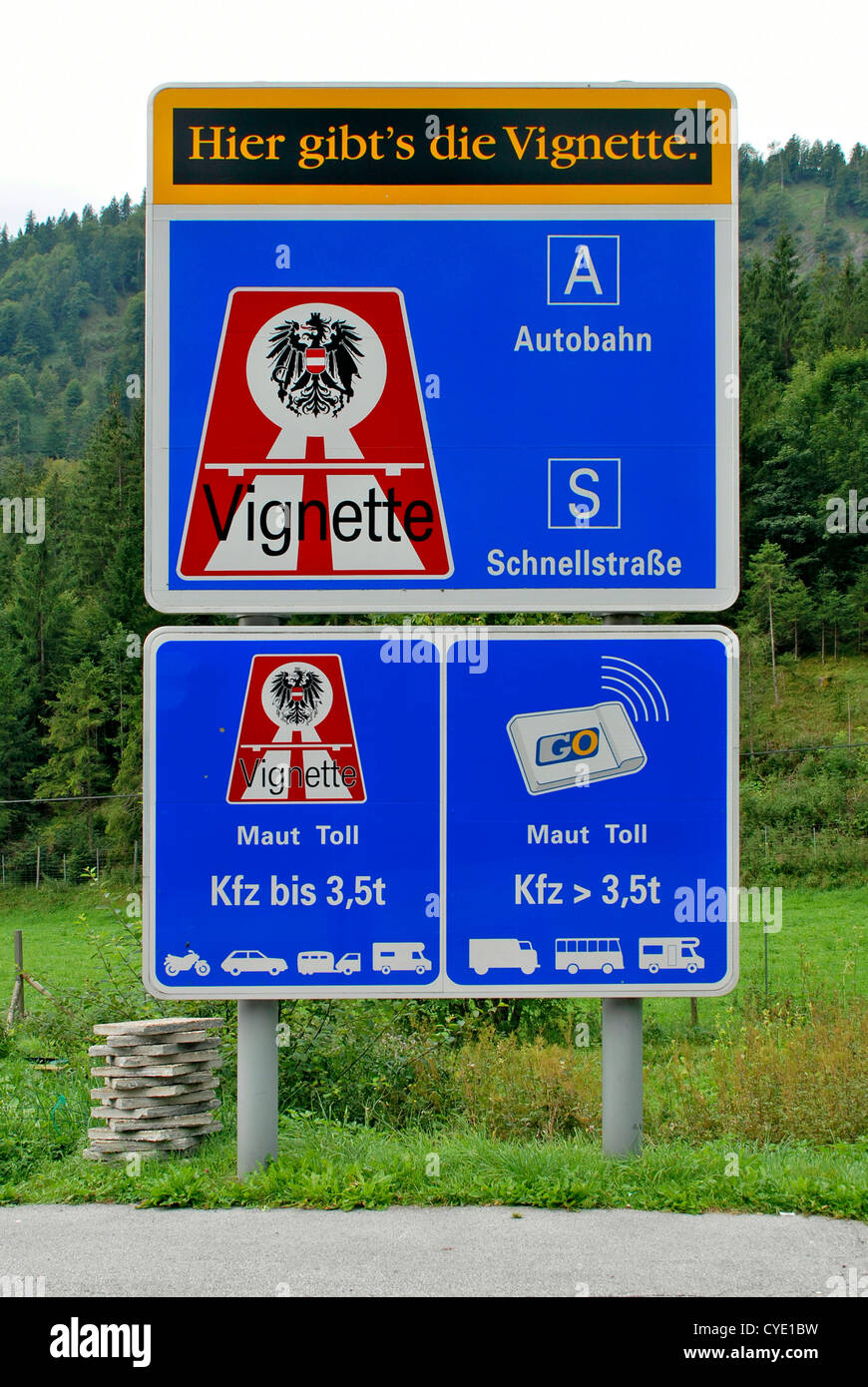 Sign post unter Bezugnahme auf die Vignetten-Pflicht auf Autobahnen in Österreich. Stockfoto