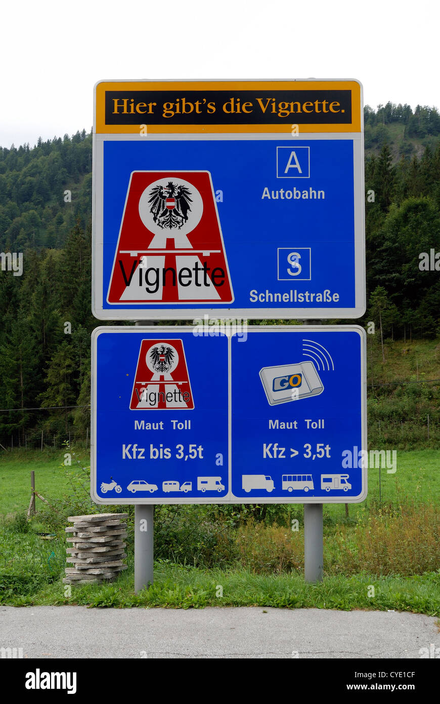 Sign post unter Bezugnahme auf die Vignetten-Pflicht auf Autobahnen in Österreich. Stockfoto