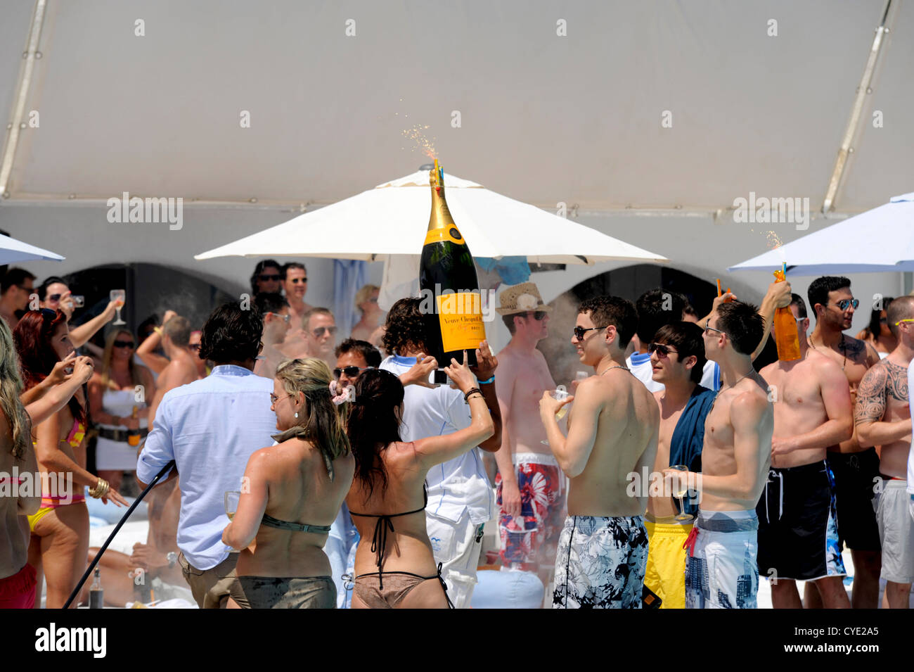 Kellner, die Durchführung einer Shalmanazar Vueve Clicquot an einen Client bei einer Pool-Party in Marbella Stockfoto