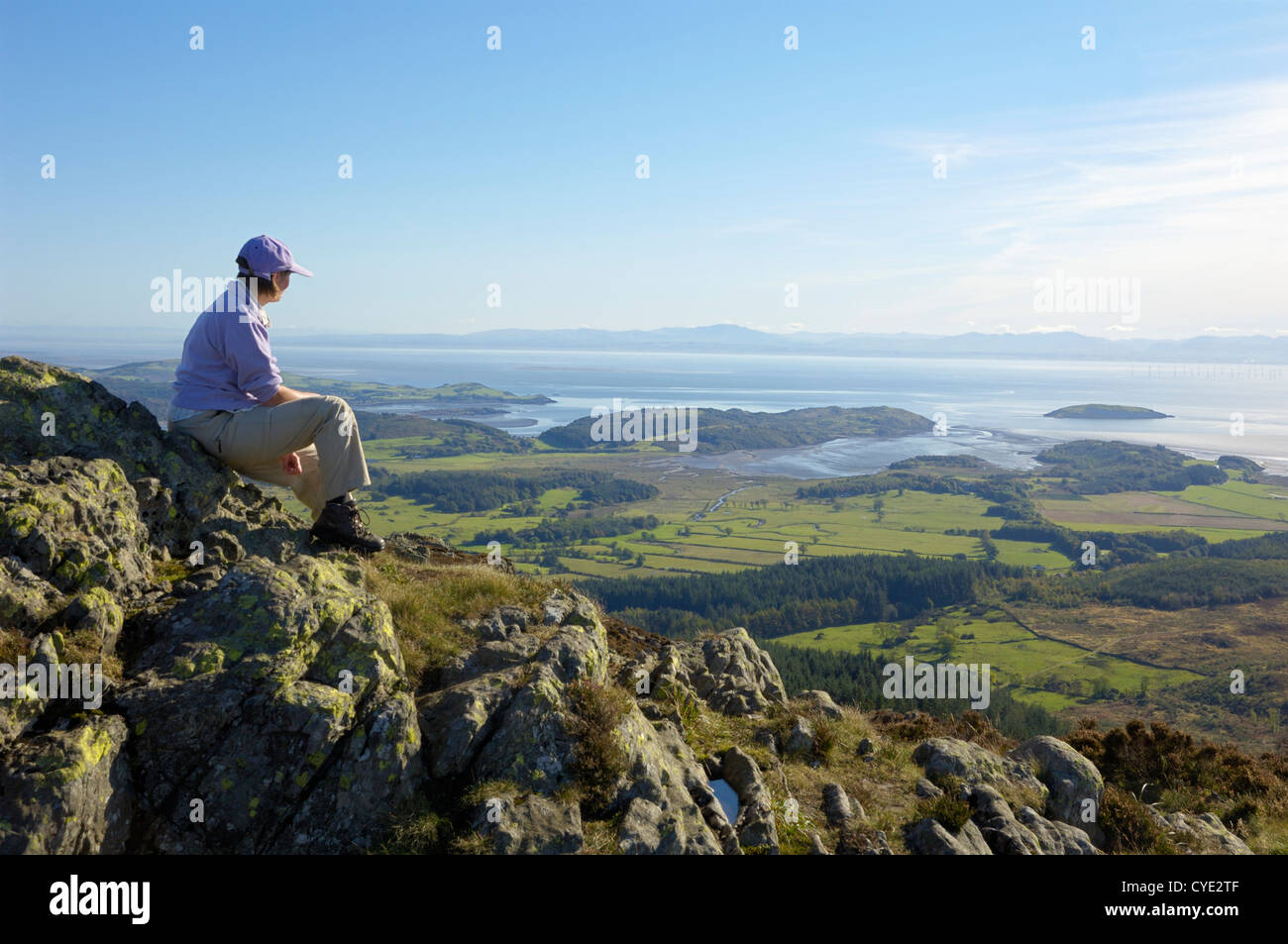 Walker, Blick auf Bucht von Auchencairn von Screel Hill, Dumfries and Galloway, Schottland Stockfoto