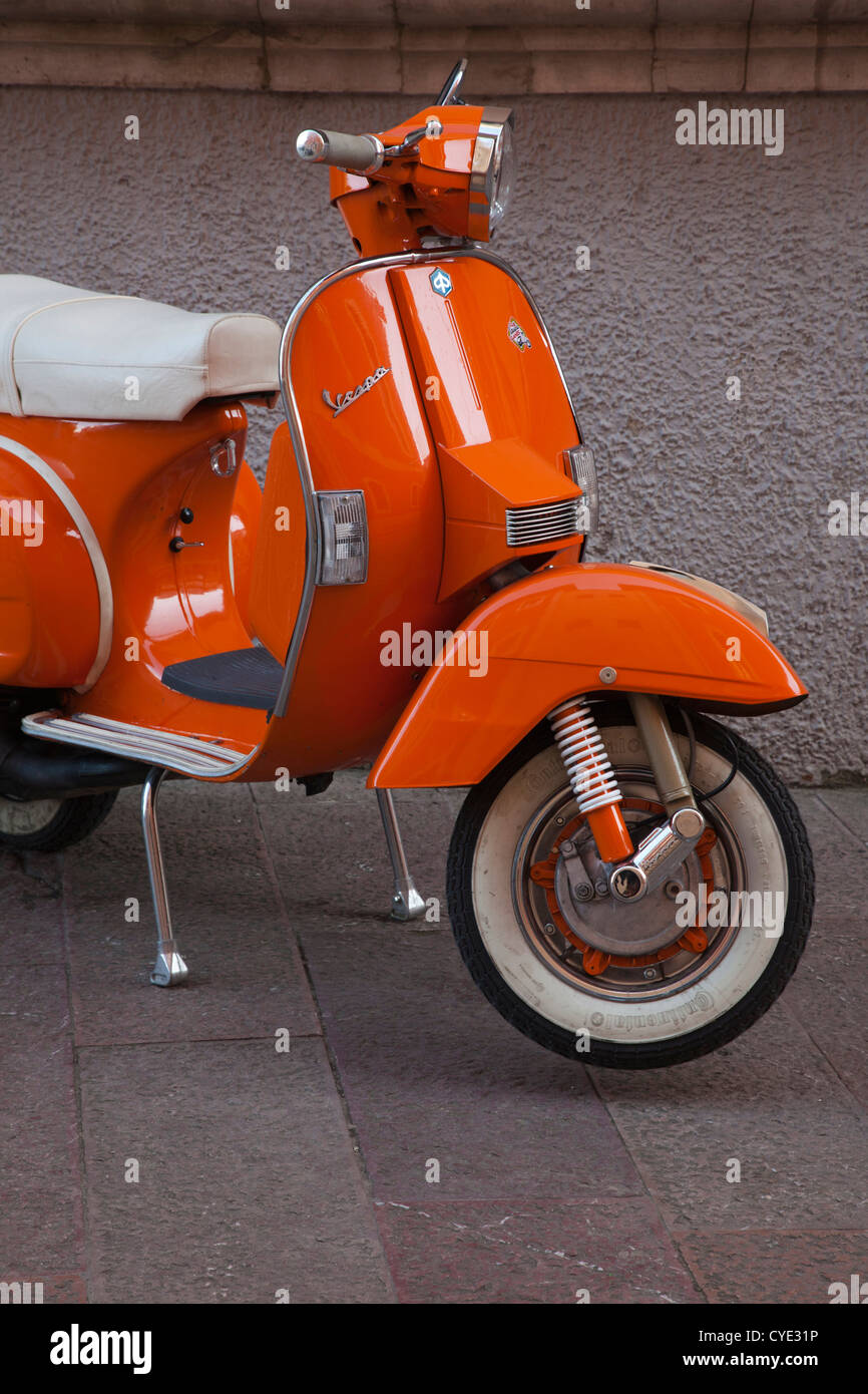 Llanes, Vespa Motorroller, Provinz Asturien, Region Asturien, Spanien Stockfoto