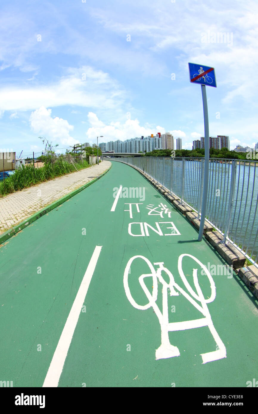 Fahrradweg mit weißen Fahrrad Schild Stockfoto