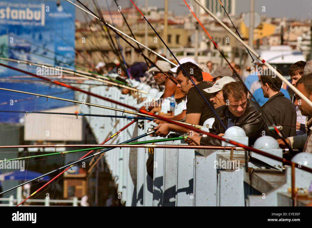 Fischer von der Galata-Brücke, Goldenes Horn, Istanbul, Türkei Stockfoto