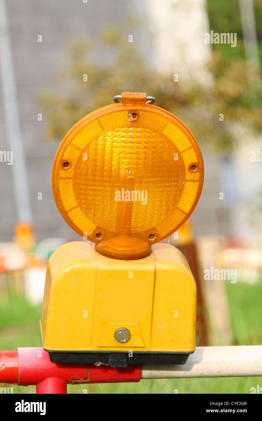 Auffällige gelbe Warnung Straße Taschenlampe Stockfoto