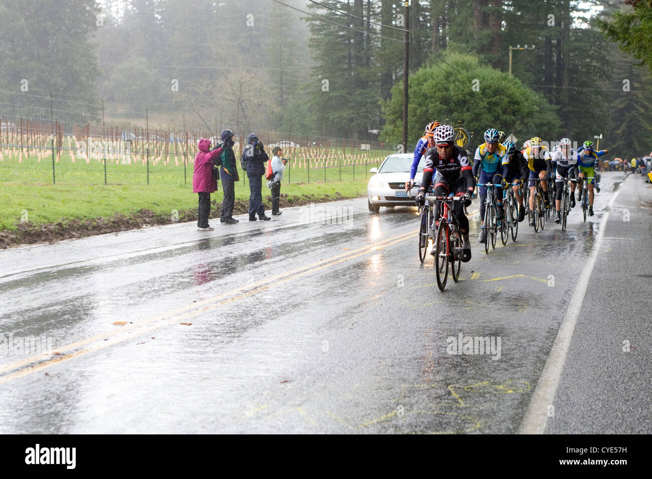 Lance Armstrong und sein Team laden einen Hügel hinauf, während der AMGEN Tour of California-Wettbewerb. Stockfoto