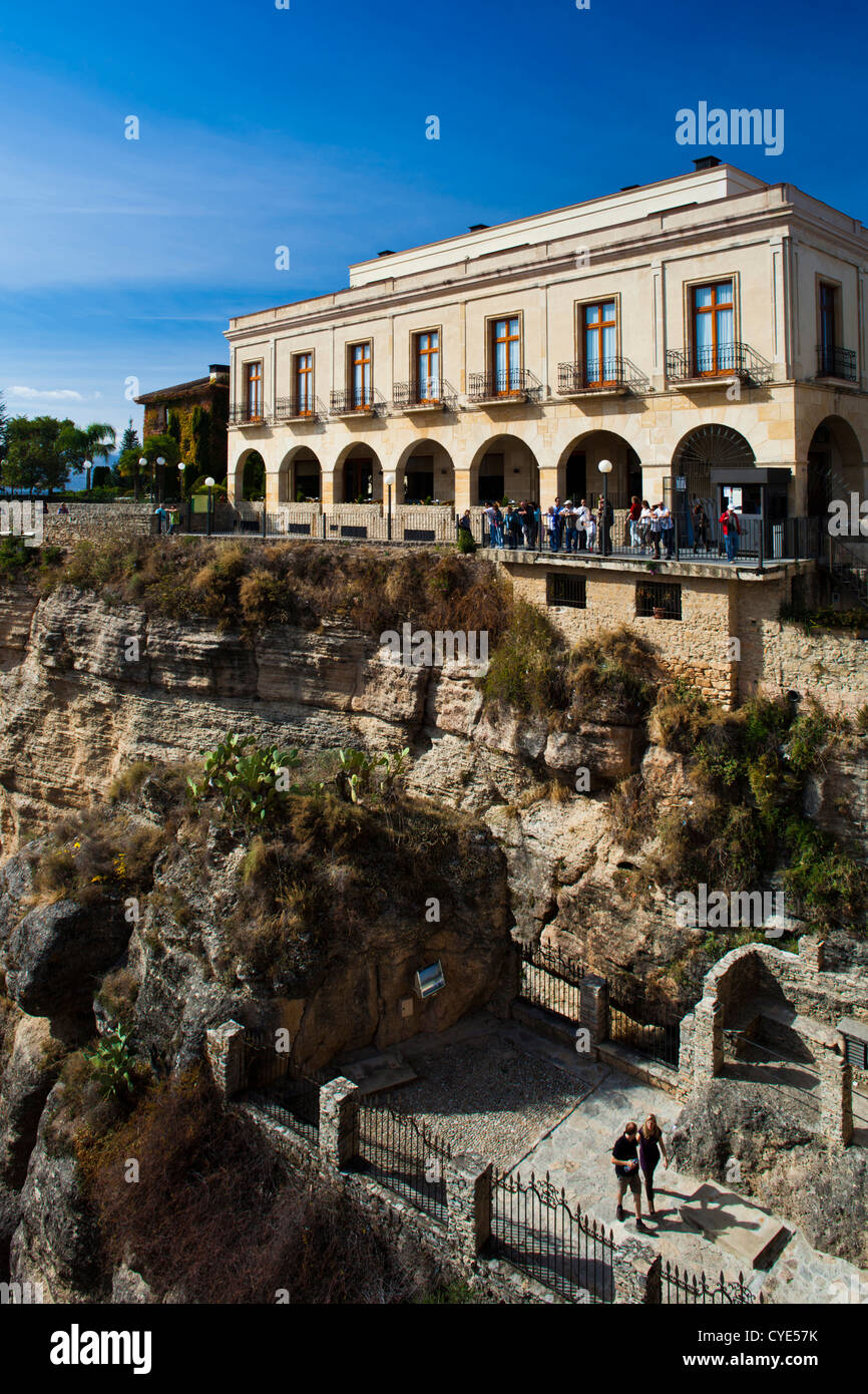 Spanien, Andalusien, Provinz Malaga, Ronda, Cliffside Gebäude, Plaza de Espana Stockfoto