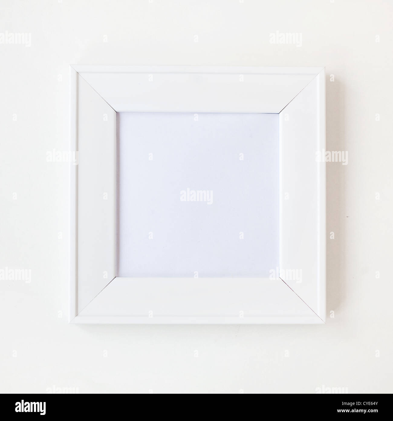 Einfache weiße leere Bilderrahmen an Wand quadratisch Stockfoto