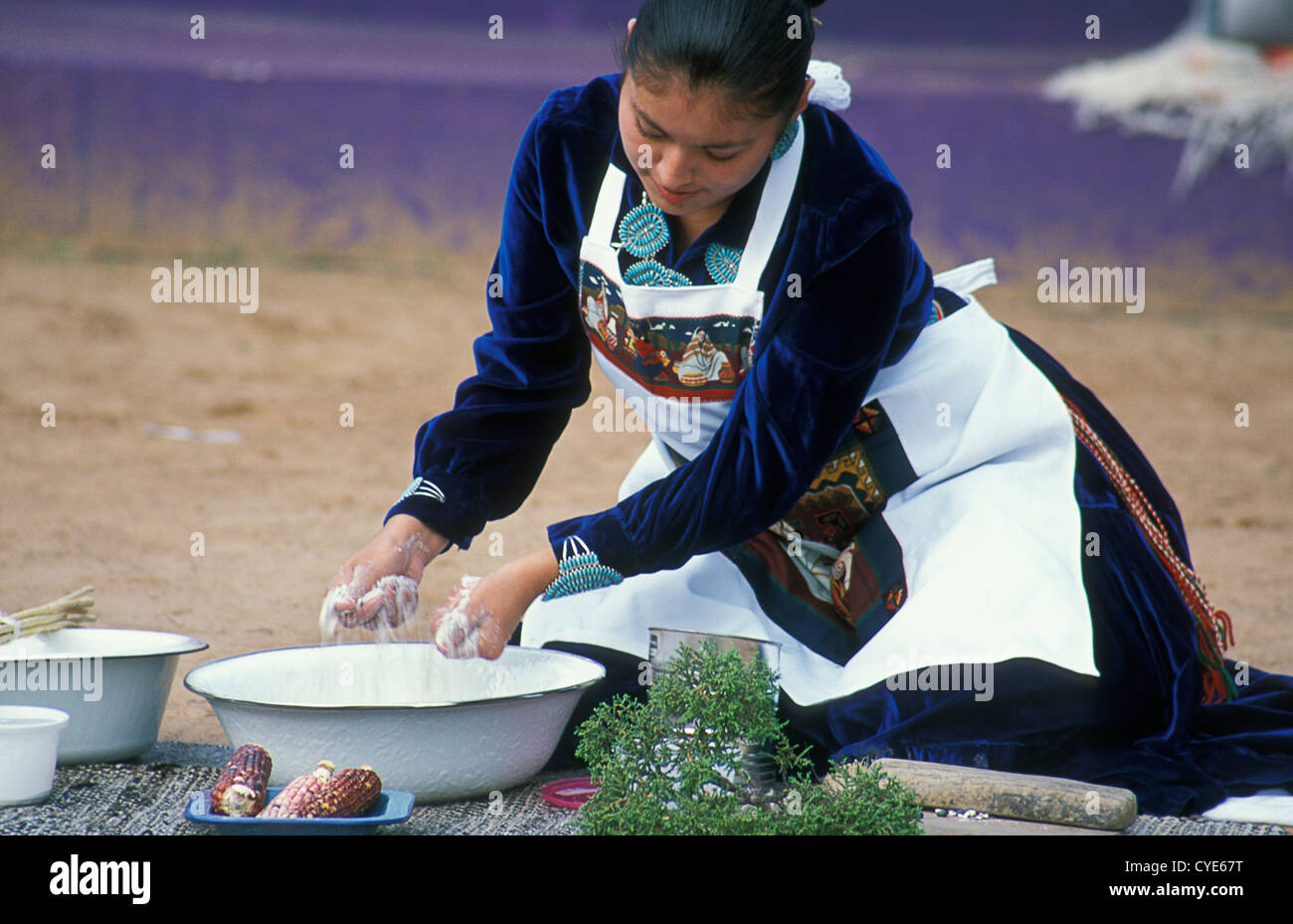 Navajo Schleifen Mais am jährlichen intertribal indische zeremonielle, Gallup, Red Rock State Park, New Mexico, USA, Stockfoto
