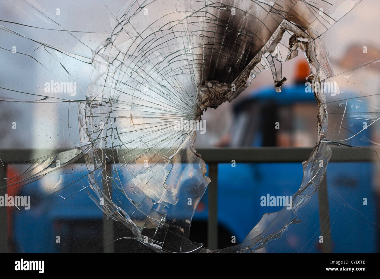 Durch die Glasscherben in der Straße Nahaufnahme Stockfoto