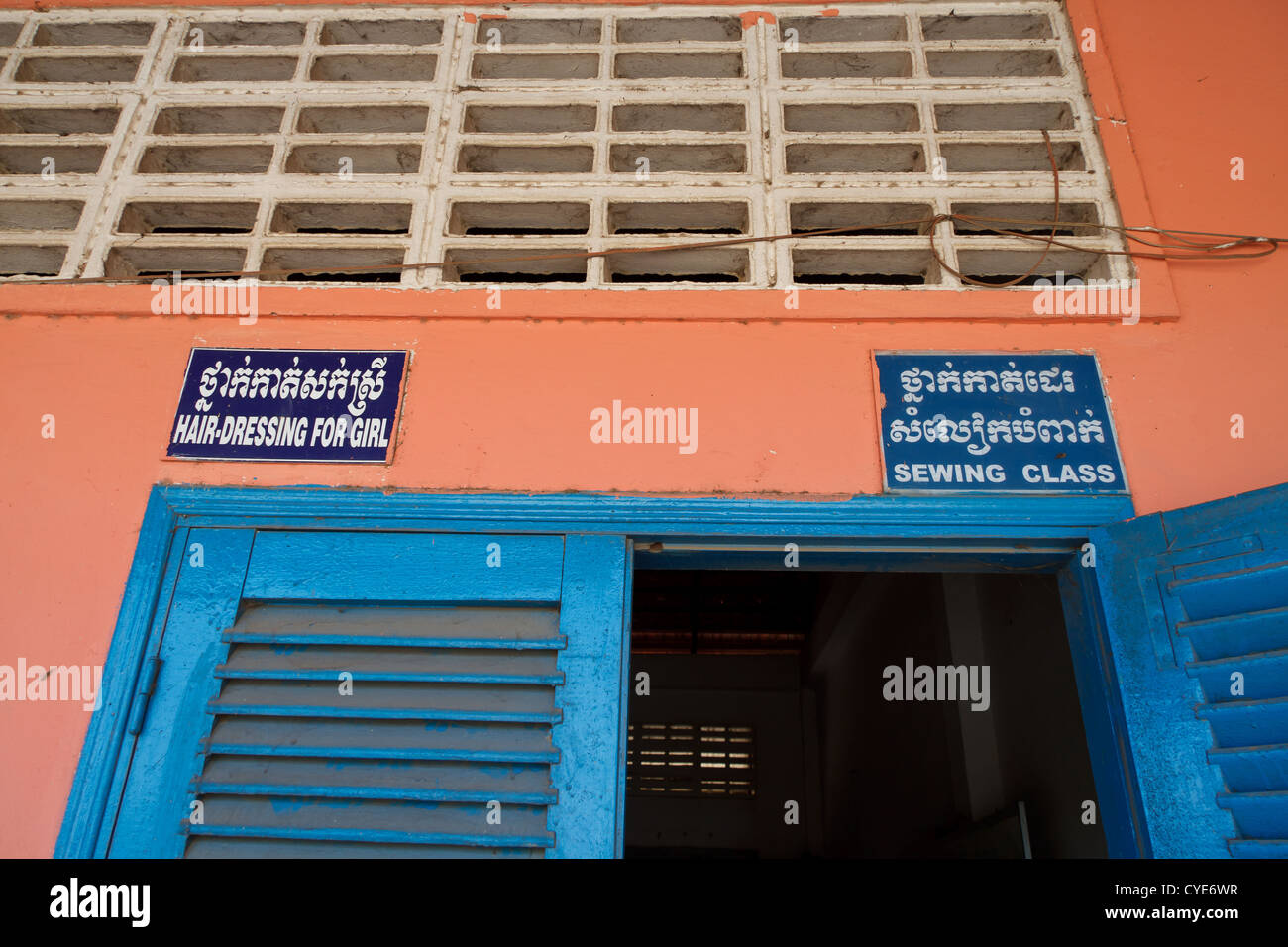 Eingang zu einem Klassenzimmer einer Schule im Stadtteil Stung Meanchey in Phnom Penh, Kambodscha Stockfoto