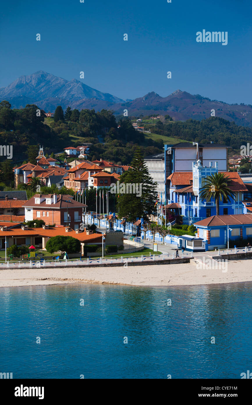 Spanien, Asturien, Asturias Province, Ribadesella, Ferienhäuser von Playa de Santa Marina Beach Stockfoto