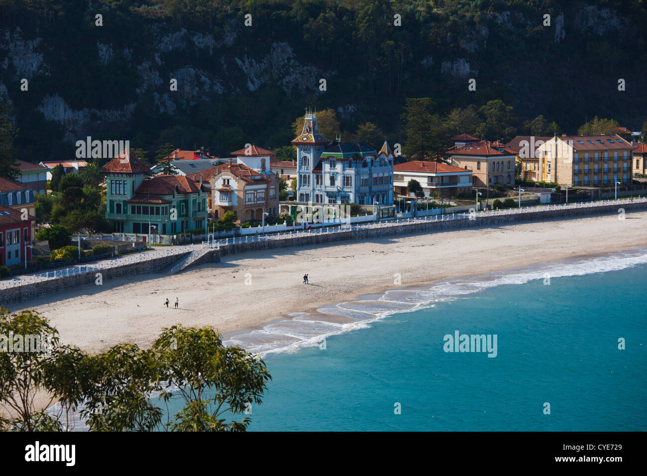 Spanien, Asturien, Asturias Province, Ribadesella, Ferienhäuser von Playa de Santa Marina Beach Stockfoto