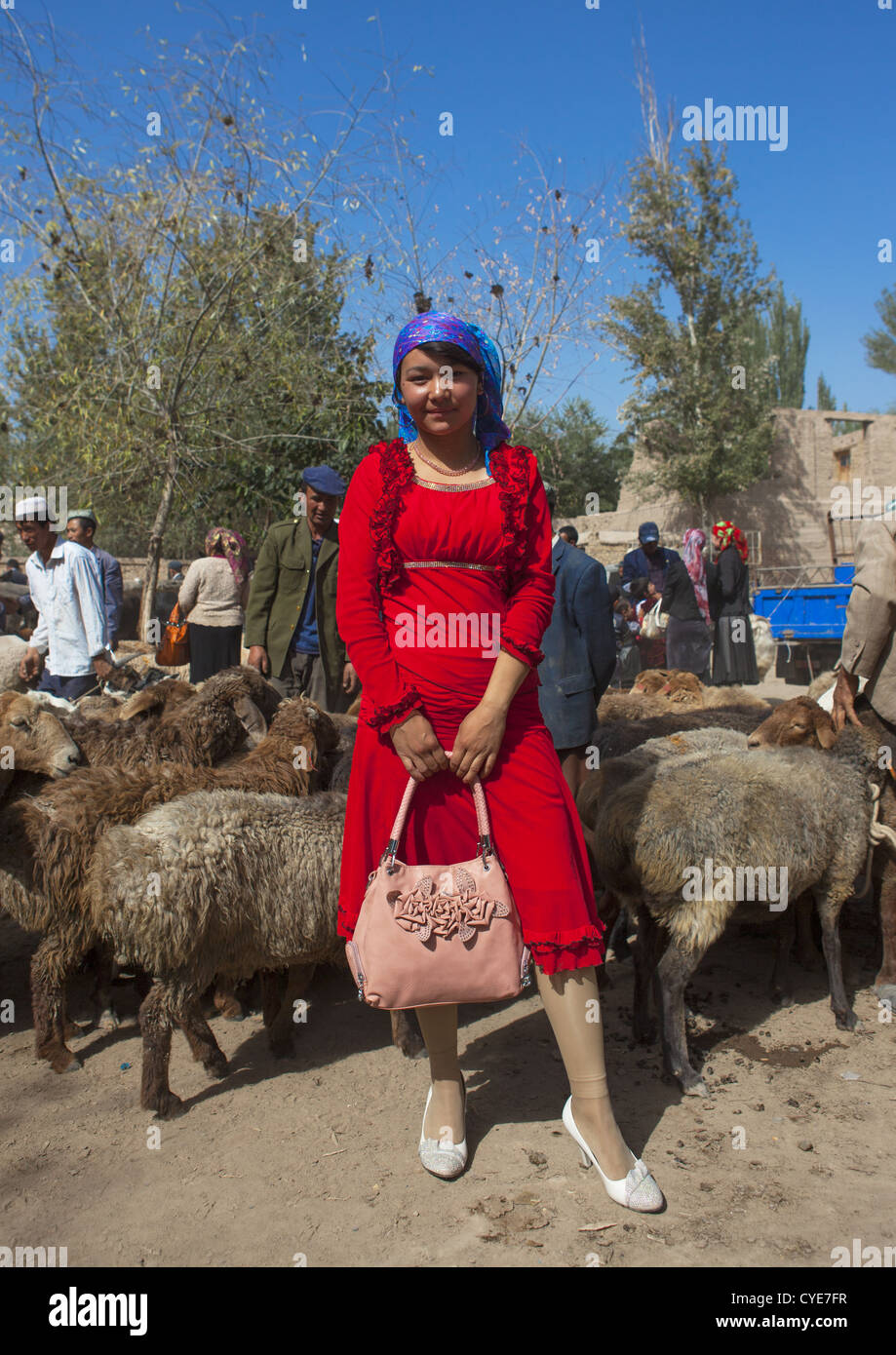 Junge Frau Uyghur, Opal Dorfmarkt, Xinjiang Uyghur autonome Region, China Stockfoto