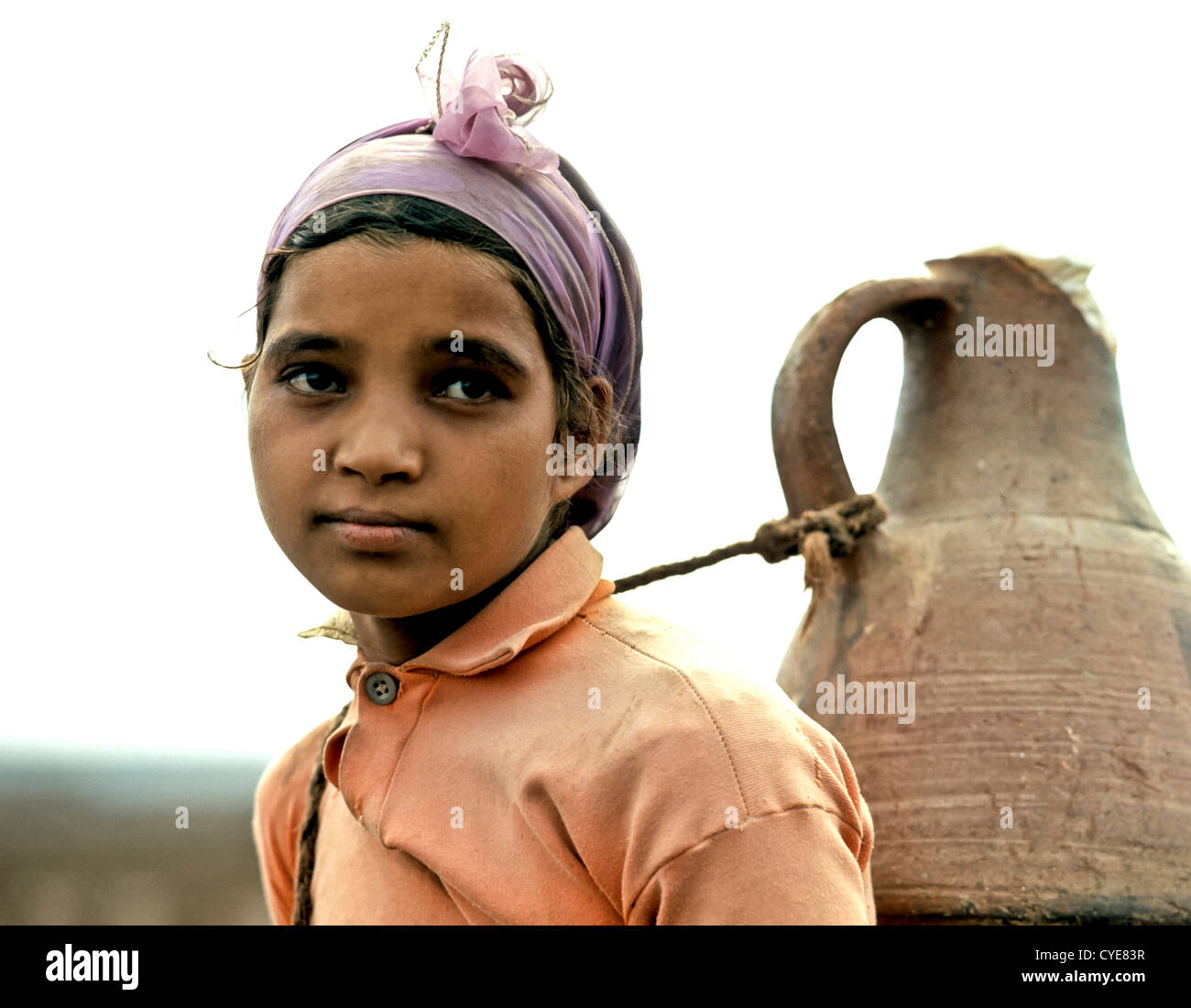 8342. Mädchen mit Wasser Krug, Atlasgebirge, Marokko Stockfoto