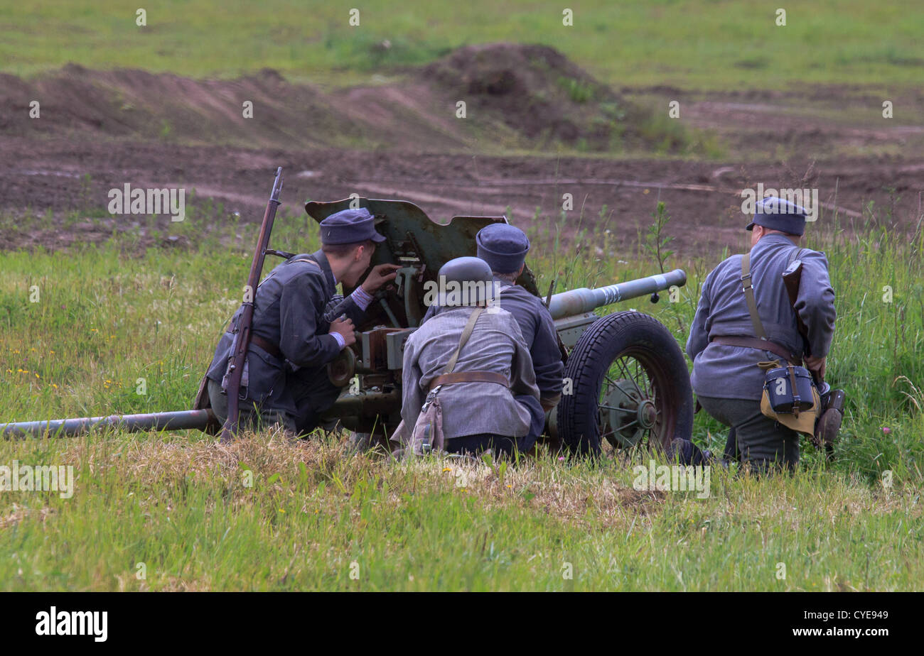 Nachstellung einer WW2 Panzerabwehrkanone Crew der finnischen Armee. Stockfoto