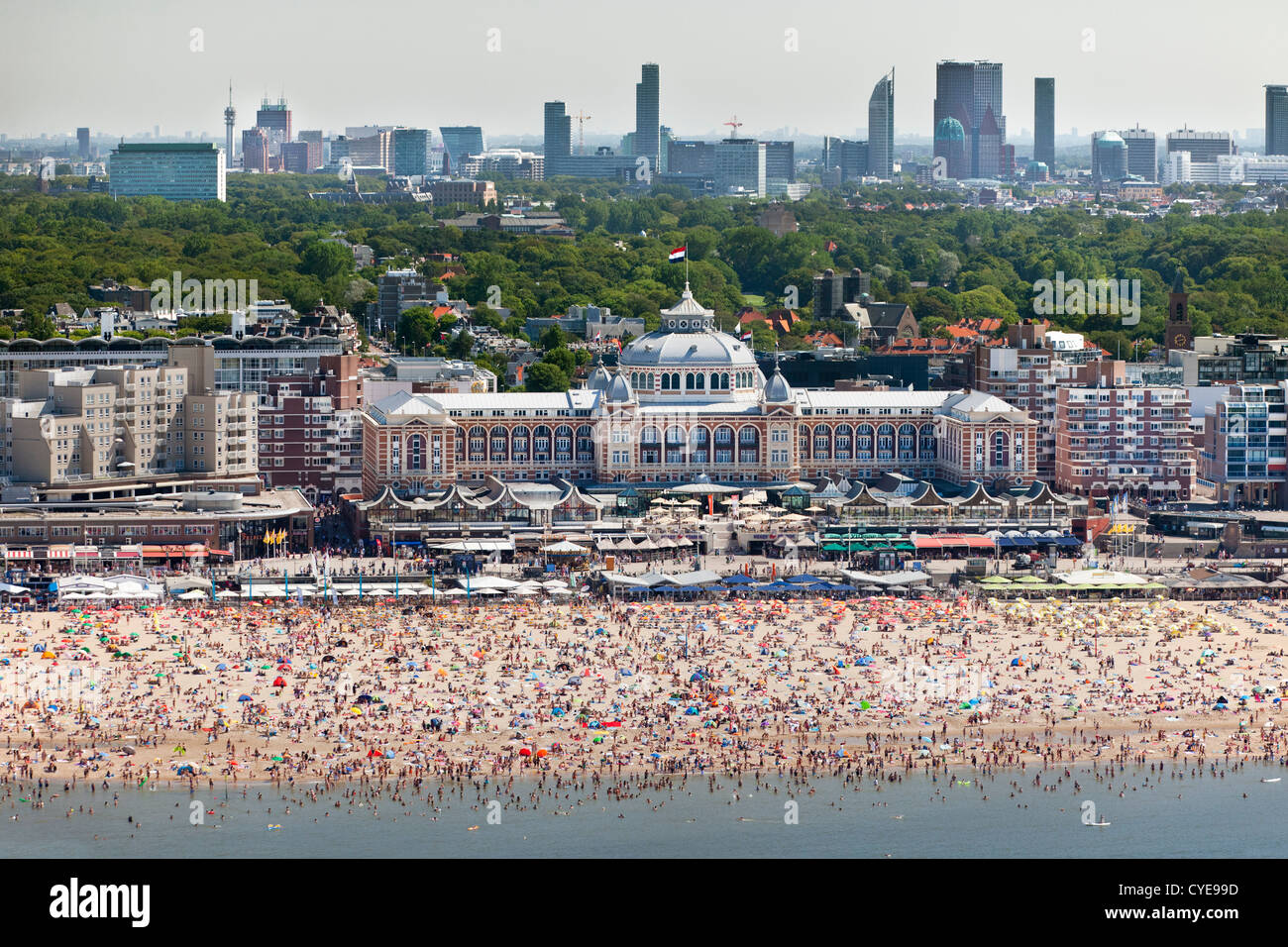 Niederlande, Scheveningen, den Haag oder in niederländischer Sprache. Leute, Sonnenbaden am Strand. Luft. Grand Hotel Amrâth Kurhaus. Stockfoto