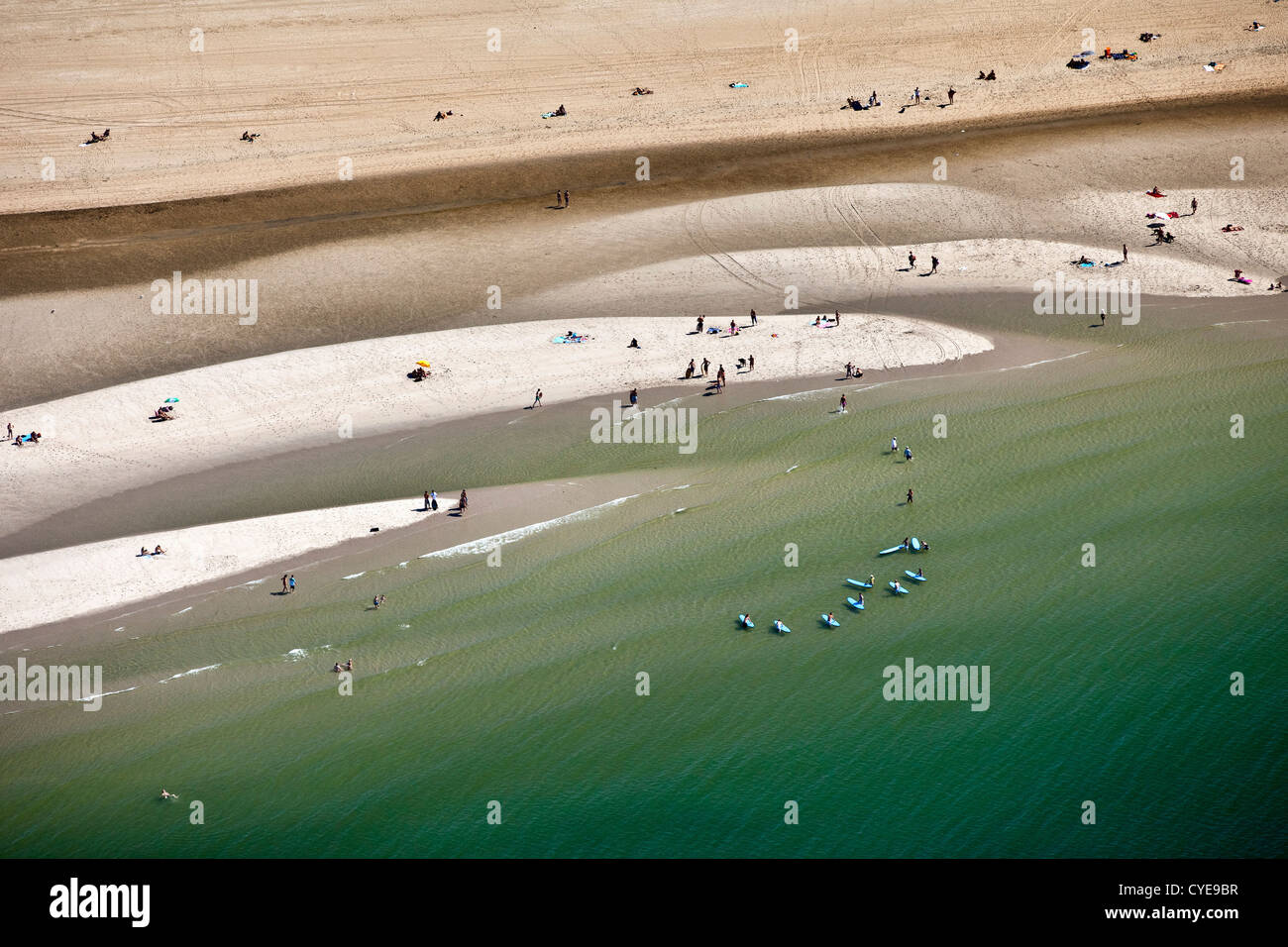 Niederlande, Scheveningen, den Haag oder in Niederländisch: Den Haag. Leute, Sonnenbaden am Strand. Surfschule. Im Sommer. Luft. Stockfoto