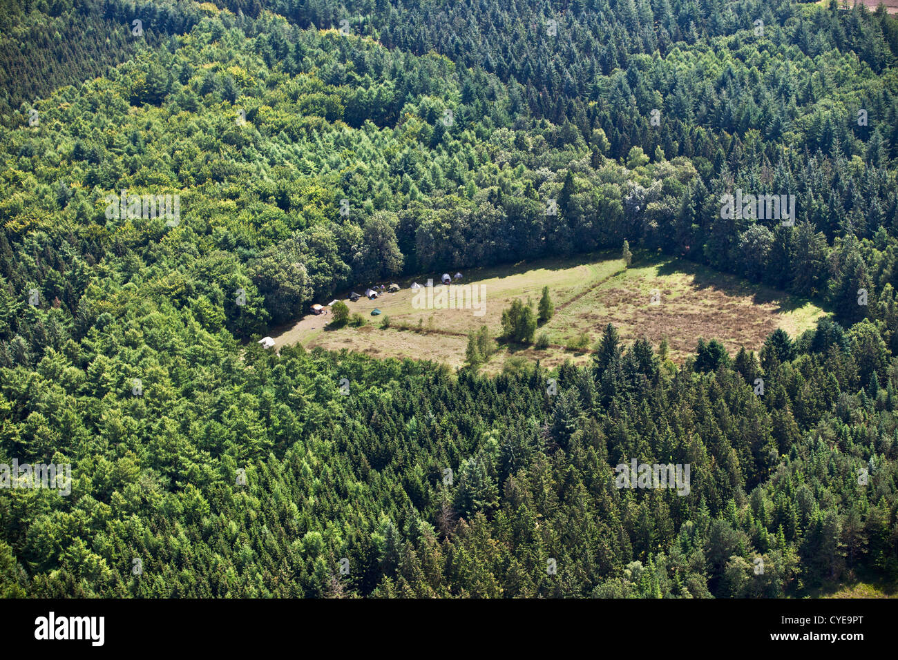 Die Niederlande, Westerbork, natürliche Campingplatz im Wald. Luft. Stockfoto