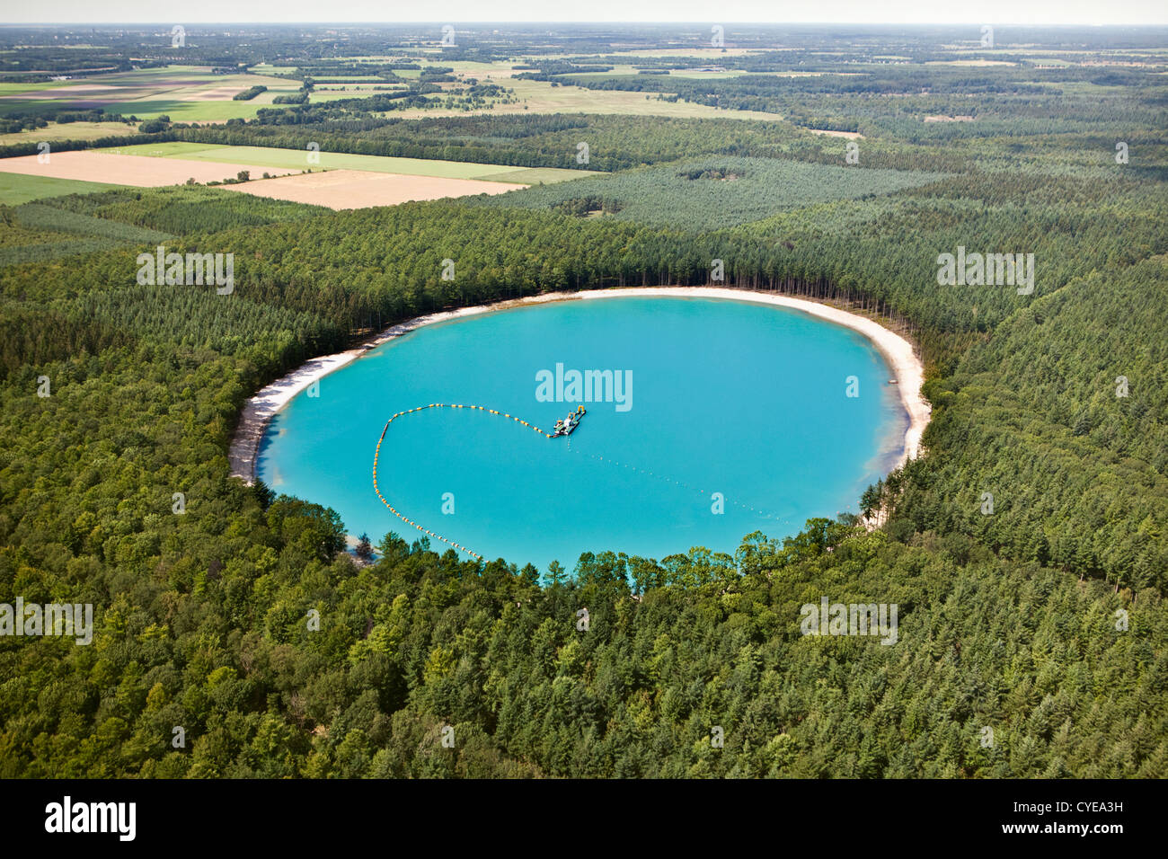 Die Niederlande, Gasselte, Sand Bergbau im Wald. Luft. Stockfoto