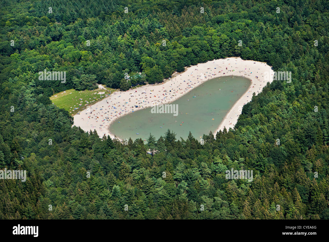 Die Niederlande, Gasselte, Pool im Wald genannt: ' t Nije Hemelriek. Menschen, die zum Sonnenbaden und schwimmen. Luft. Stockfoto