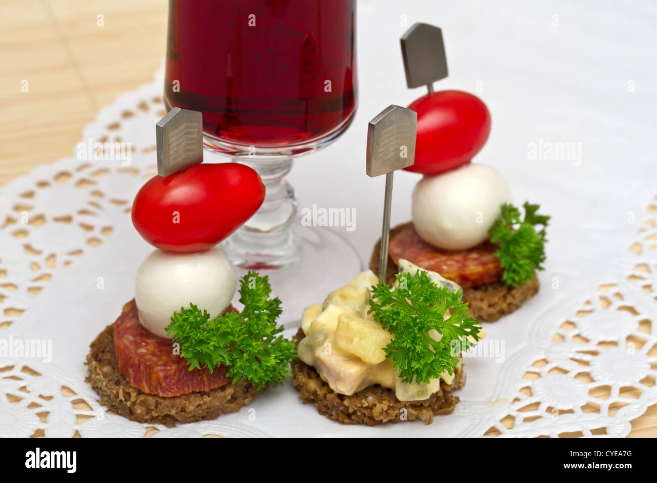 CANape mit einem Mozzarella und Tomaten Stockfoto