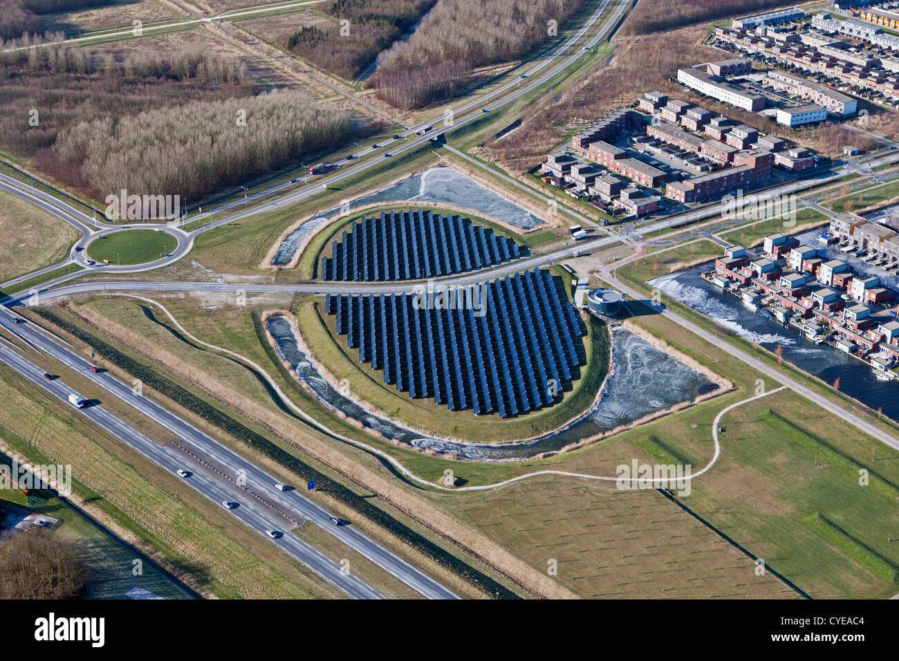 Den Niederlanden, Almere, NUON Solar Insel. Solar-Panels. Luft. Stockfoto