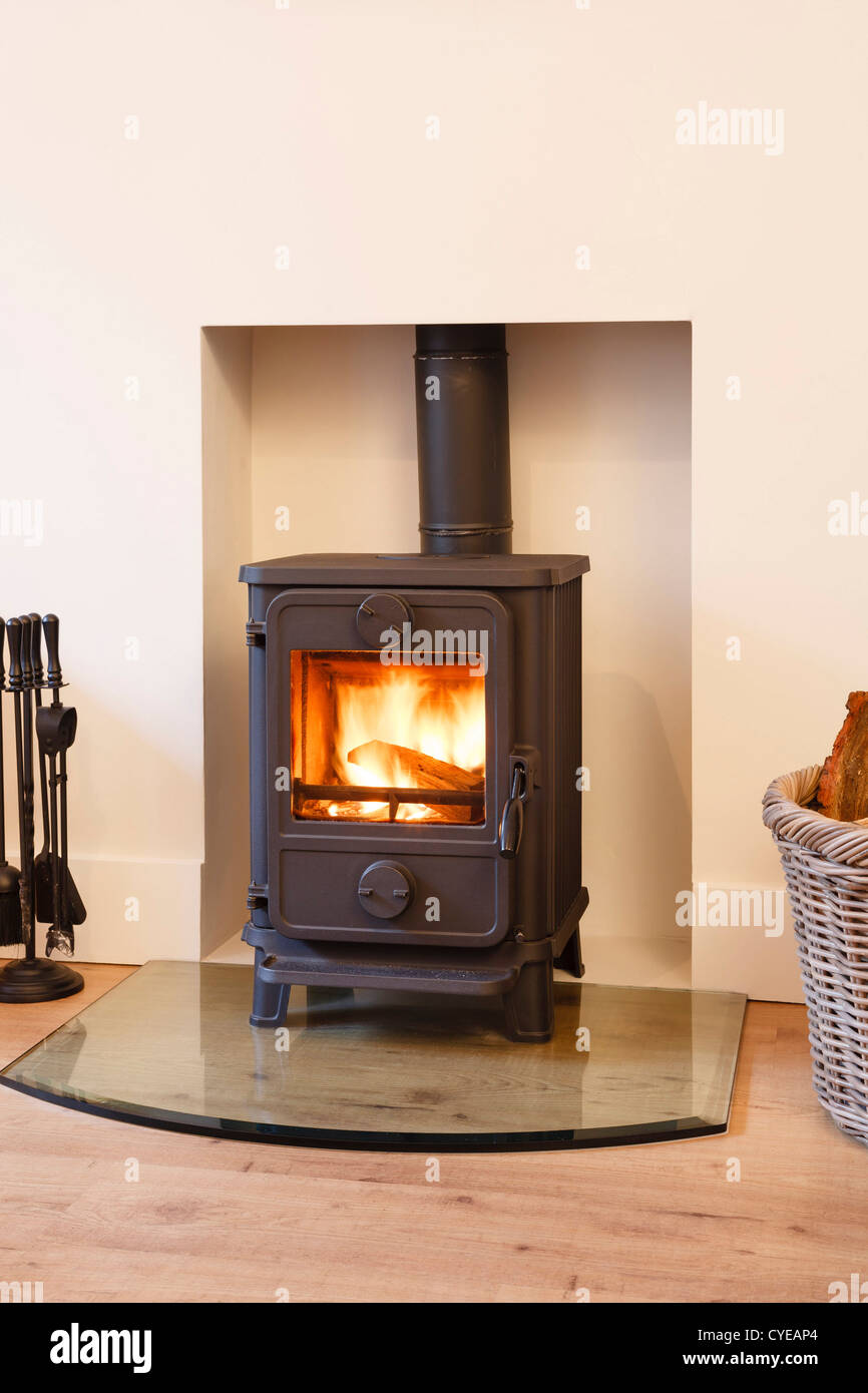 Gusseisernen Holzofen Ofen in einem modernen zeitgenössischen Kamin Stockfoto