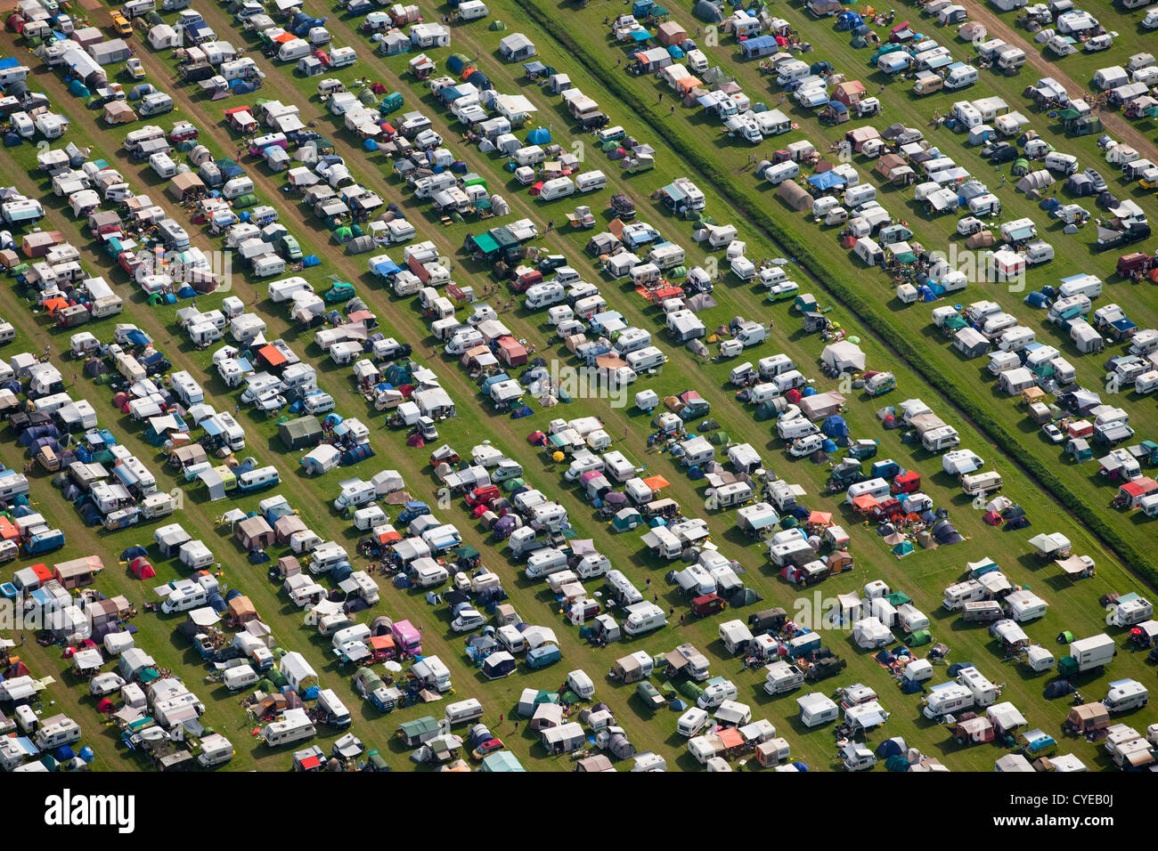 Freizeitpark Walibi. Musik-Festival namens Tiefland 2012. Wohnmobile oder Wohnwagen auf dem Campingplatz. Luft. Stockfoto