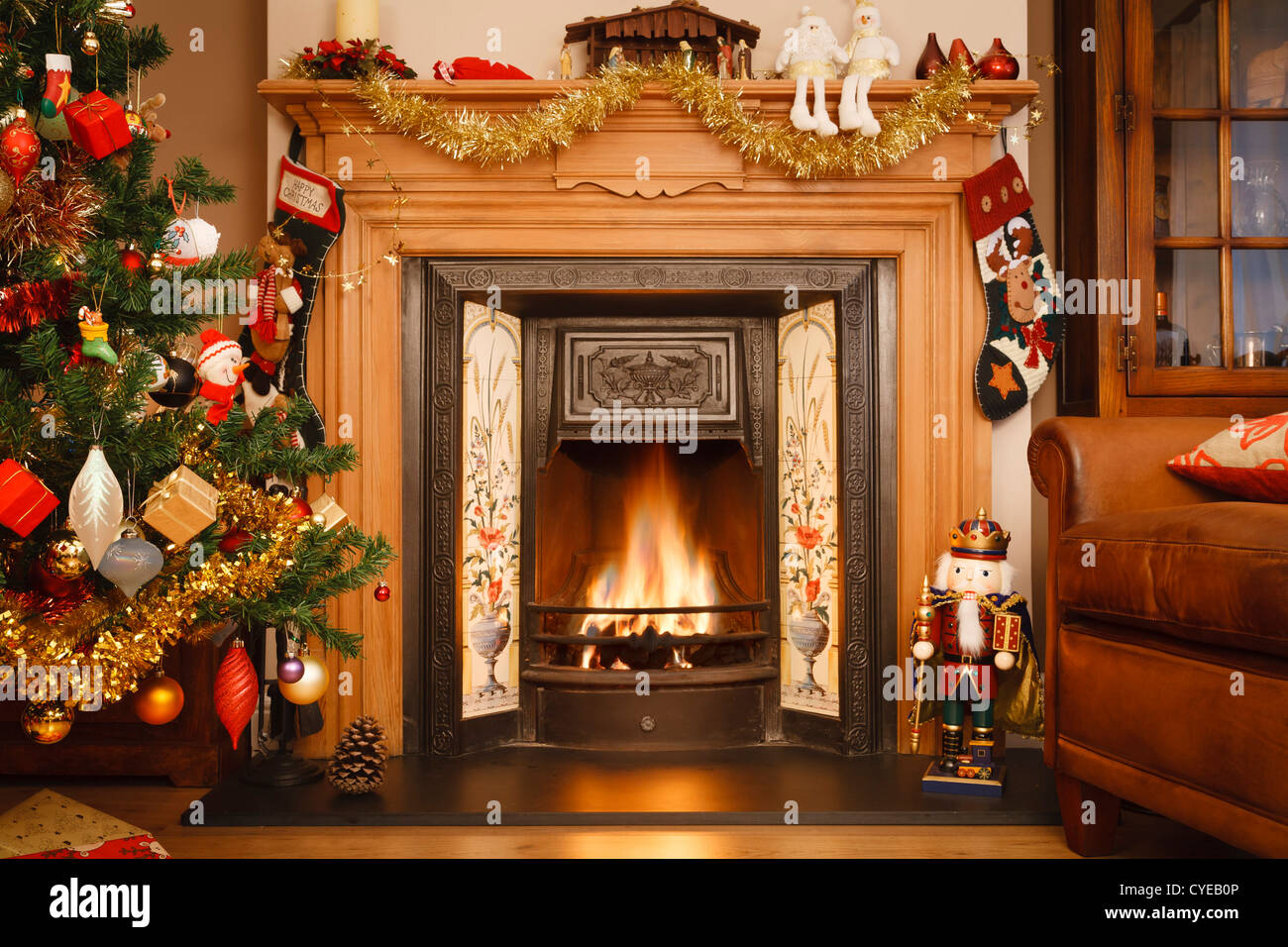 Weihnachten Feuer legen Sie in einem Wohnzimmer Stockfoto