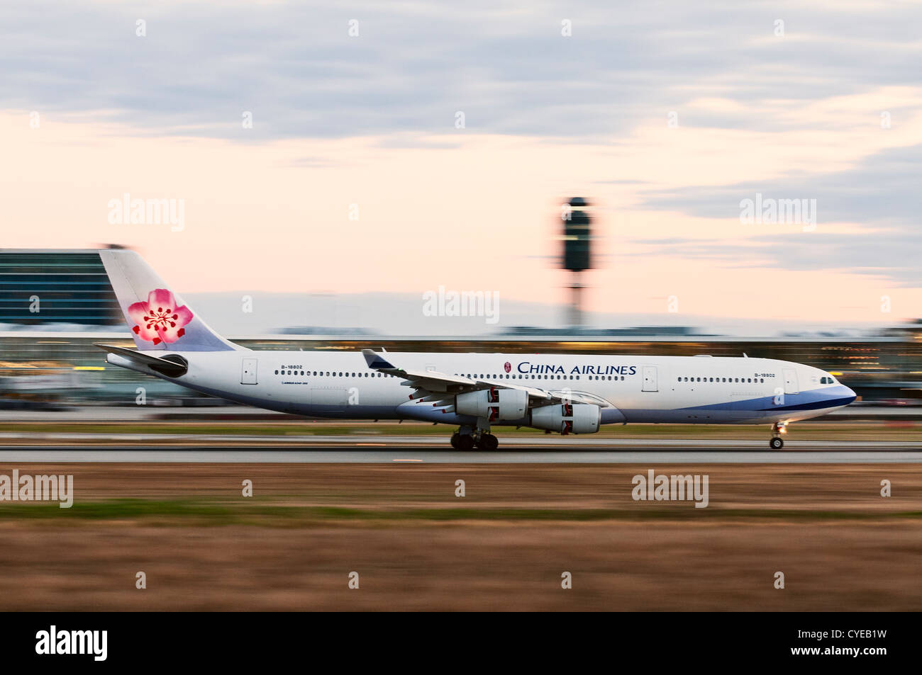 China Airlines Airbus A340-300 (B-18802) Verkehrsflugzeug verschwommen durch Kamera schwenken bei langsamen Verschlusszeit mit dem Flugzeug. Stockfoto