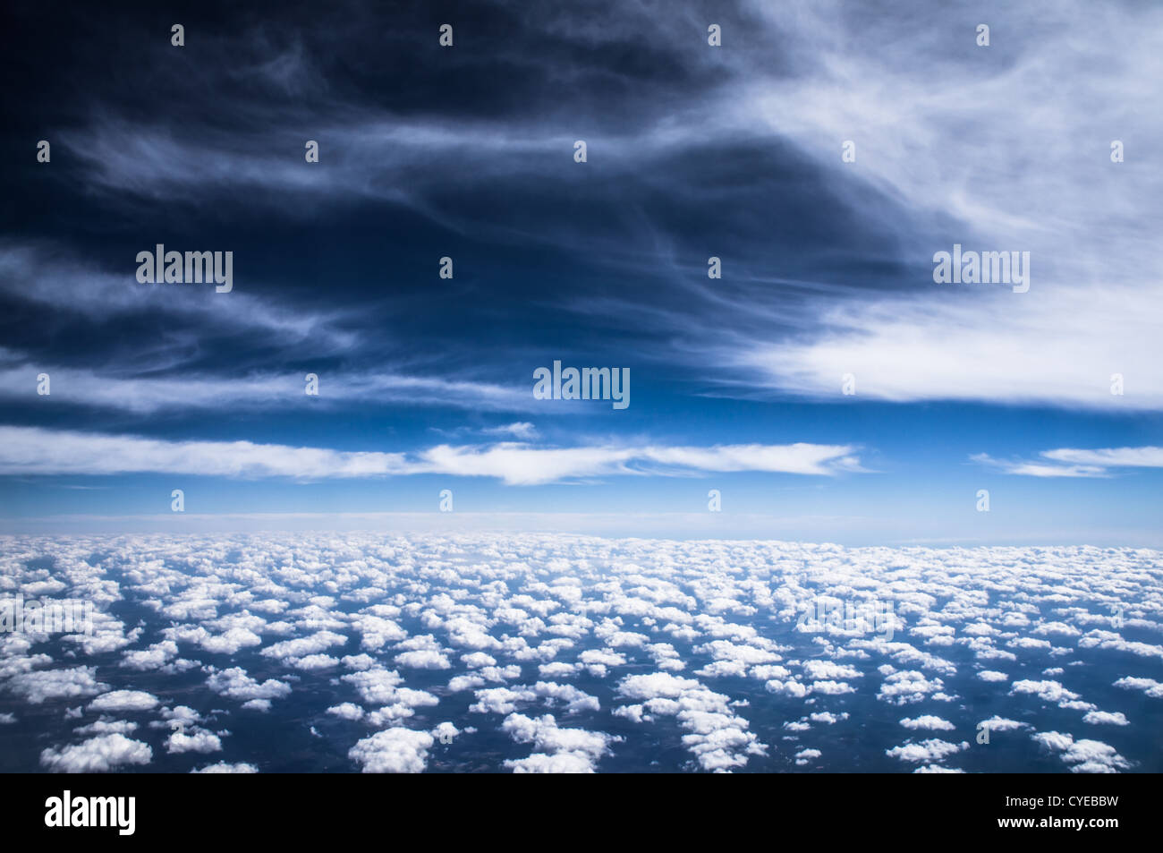 Altocumulus-Wolken oder Schafe Wolken auf Japanisch, wurden in den Himmel auf dem Weg von Houston, Texas, nach Atlanta, Georgia, am 25. Oktober 2012 gesehen. Stockfoto