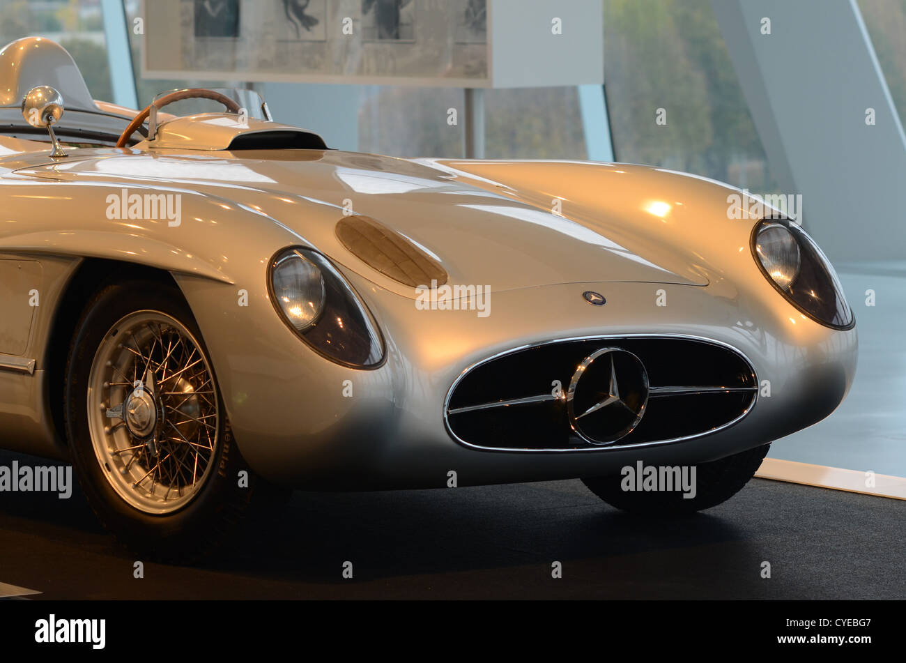 Autos im Mercedes-Museum aus der Sonderausstellung "Mille Miglia" Stockfoto