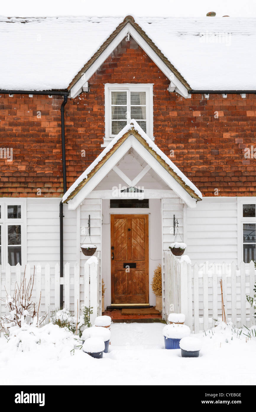 Vorderseite des Haus mit Schnee auf Dach Schindeln Stockfoto