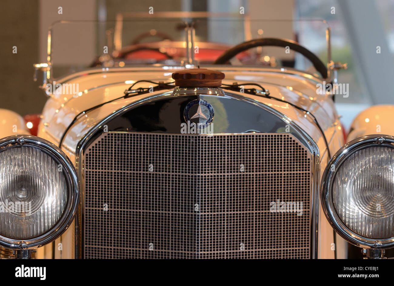 Autos im Mercedes-Museum aus der Sonderausstellung "Mille Miglia" Stockfoto