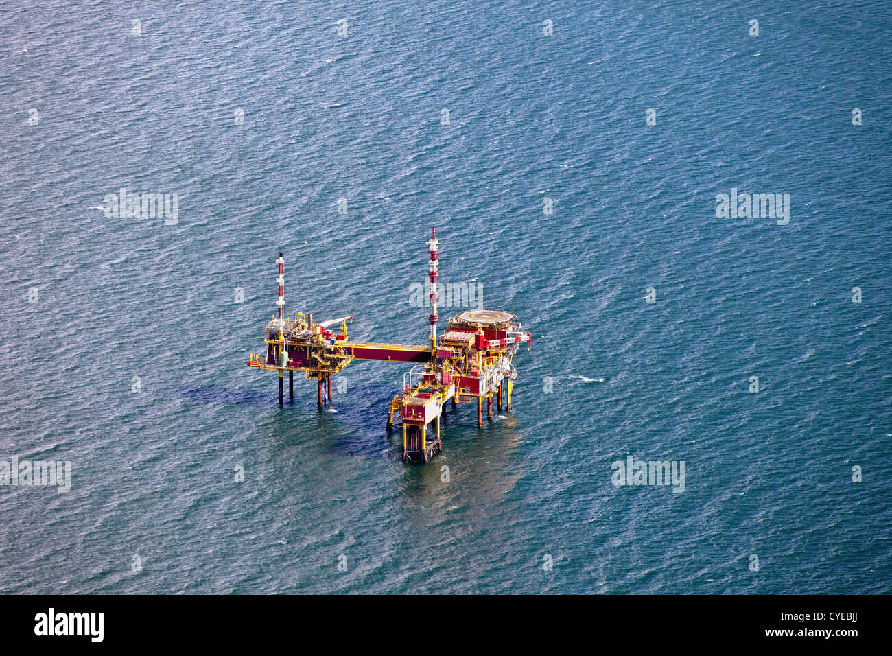 Den Niederlanden, Insel Schiermonnikoog, Zugehörigkeit, Wadden Sea Islands. Luft. NAM Gas Bohranlage. Stockfoto