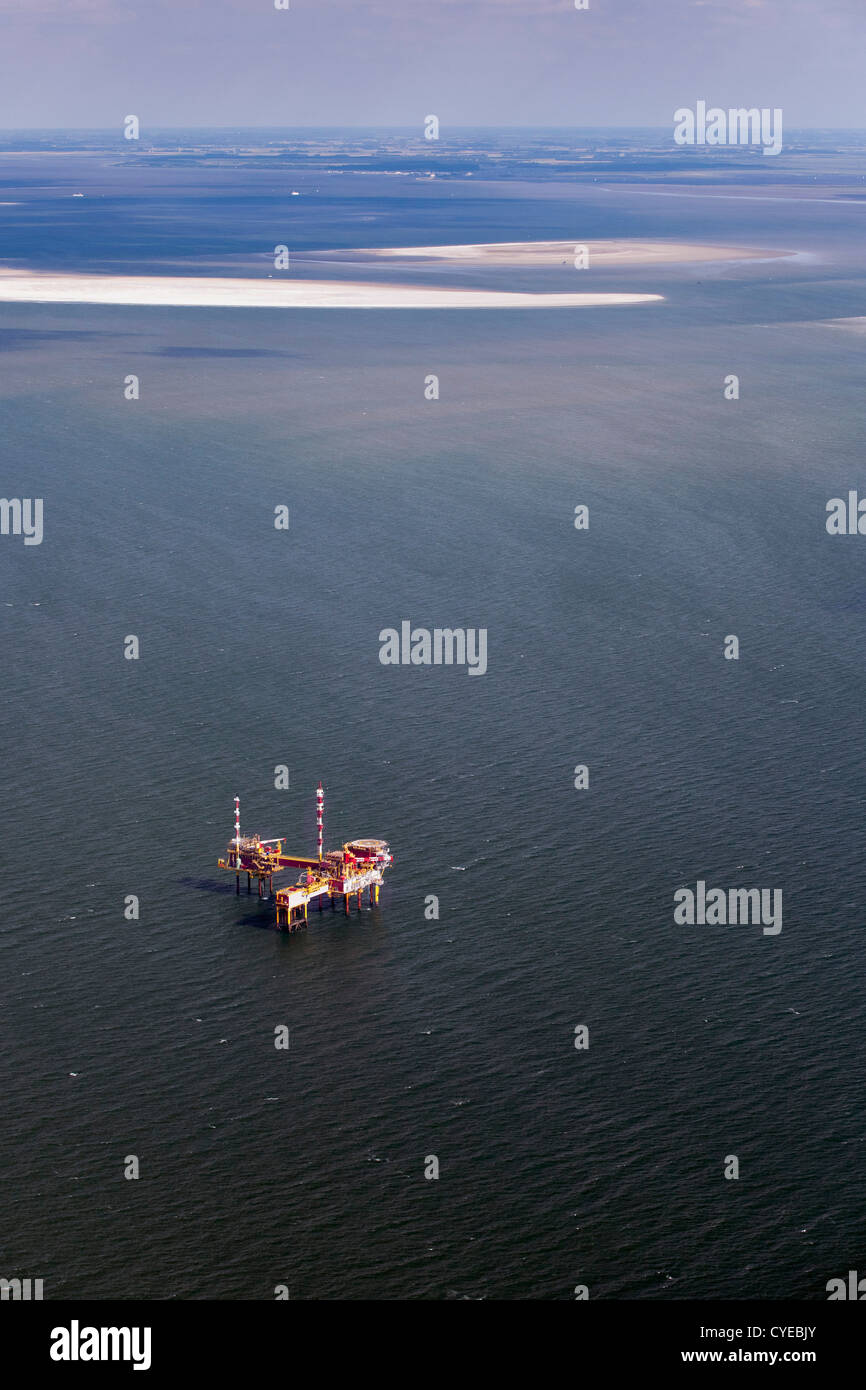 Den Niederlanden, Insel Schiermonnikoog, Zugehörigkeit, Wadden Sea Islands. Luft. NAM Gas Bohranlage in der Nähe von Watten. Stockfoto
