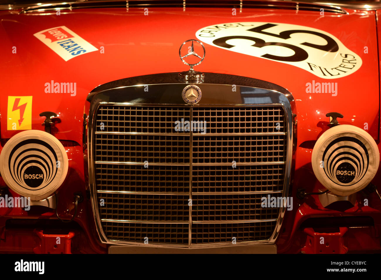 Autos im Mercedes-Museum aus der Sonderausstellung "Mille Miglia" Stockfoto