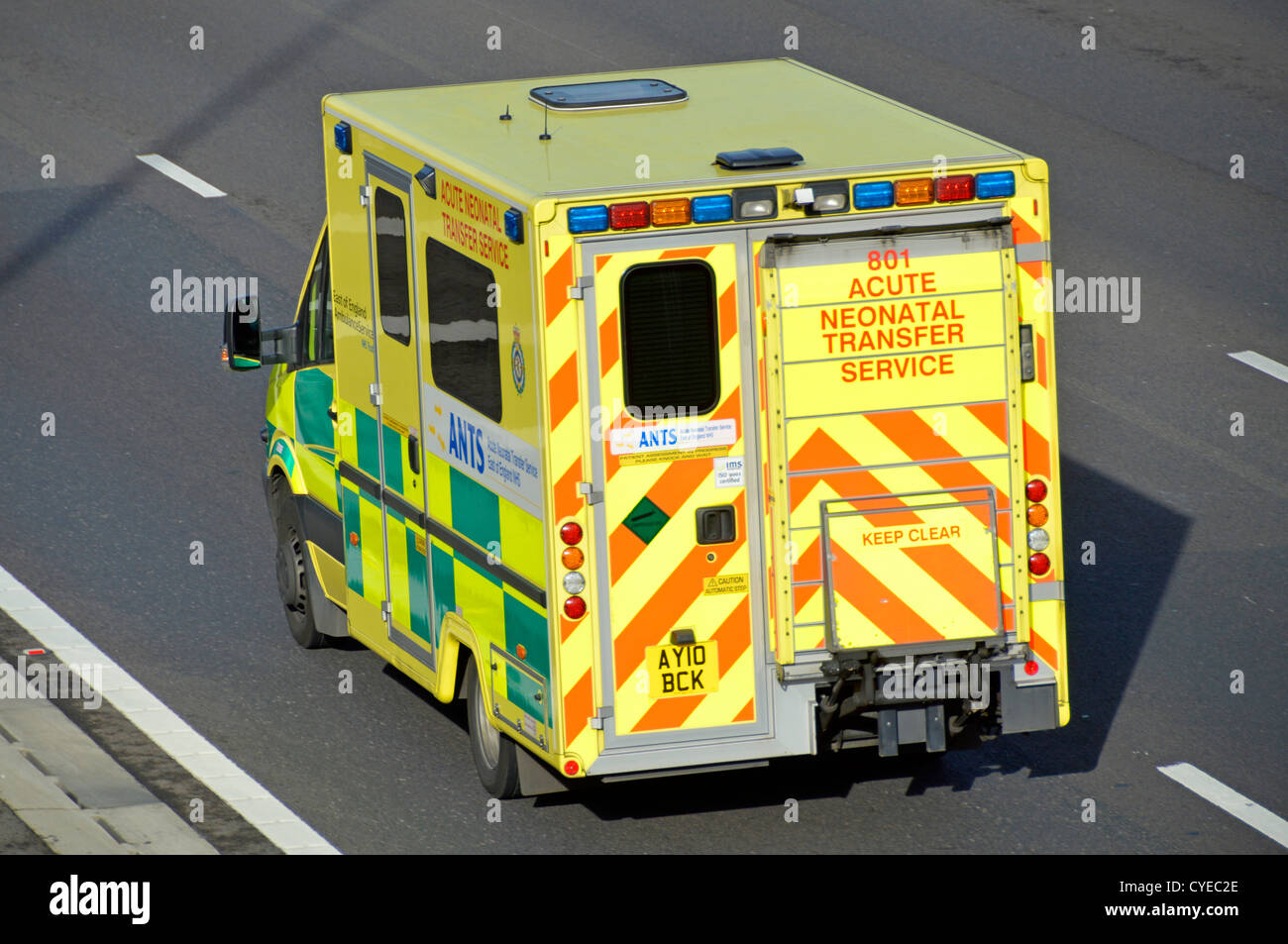 Rückansicht des Drop-down-Heckklappe Laderampe auf akute Neonatale NHS Krankenwagen entlang der Autobahn M25 Essex England Großbritannien fahren Stockfoto