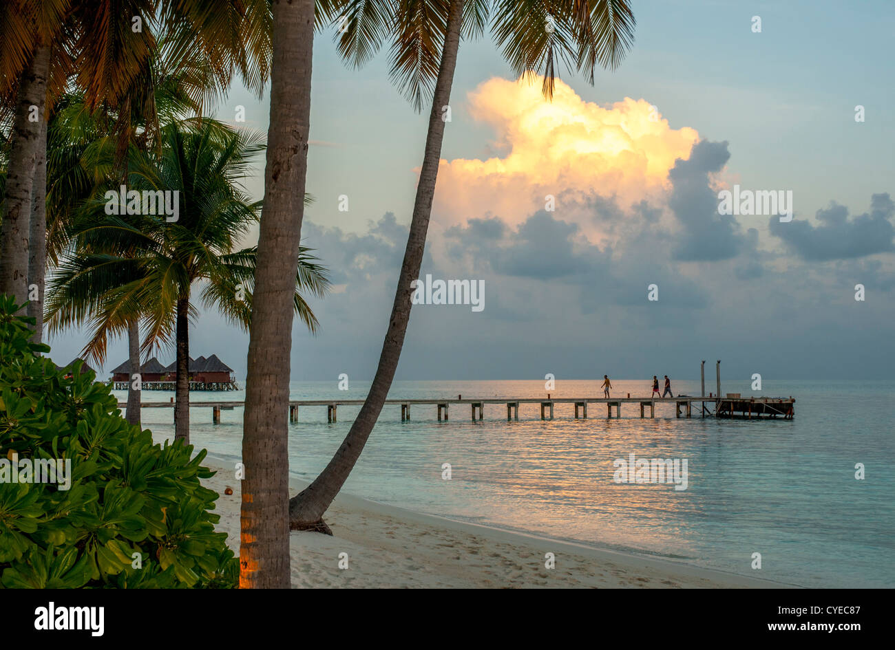 Maledivischen Resort bei Sonnenuntergang Stockfoto