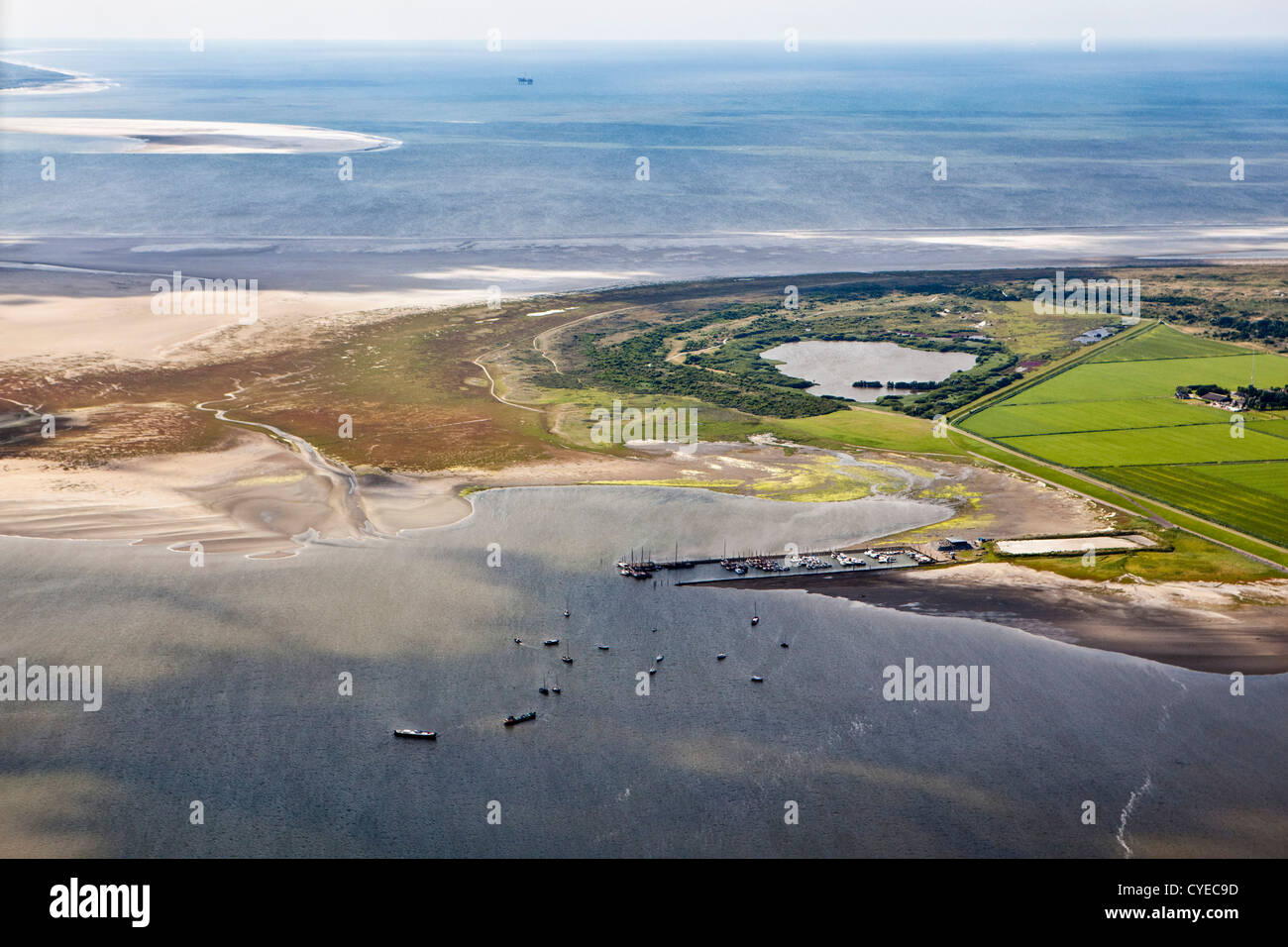 Den Niederlanden, Insel Schiermonnikoog, Zugehörigkeit, Wadden Sea Islands. UNESCO-Weltkulturerbe. Luft. Marina. Stockfoto