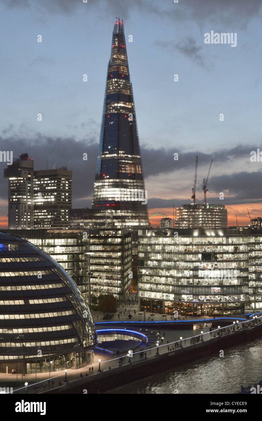 London Skyline mit (L bis R) City Hall 'More London' (Mit dem Scoop) Guys NHS Hospital & The Shard River Thames Bürobeleuchtung Abenddämmerung Sonnenuntergang England Großbritannien Stockfoto