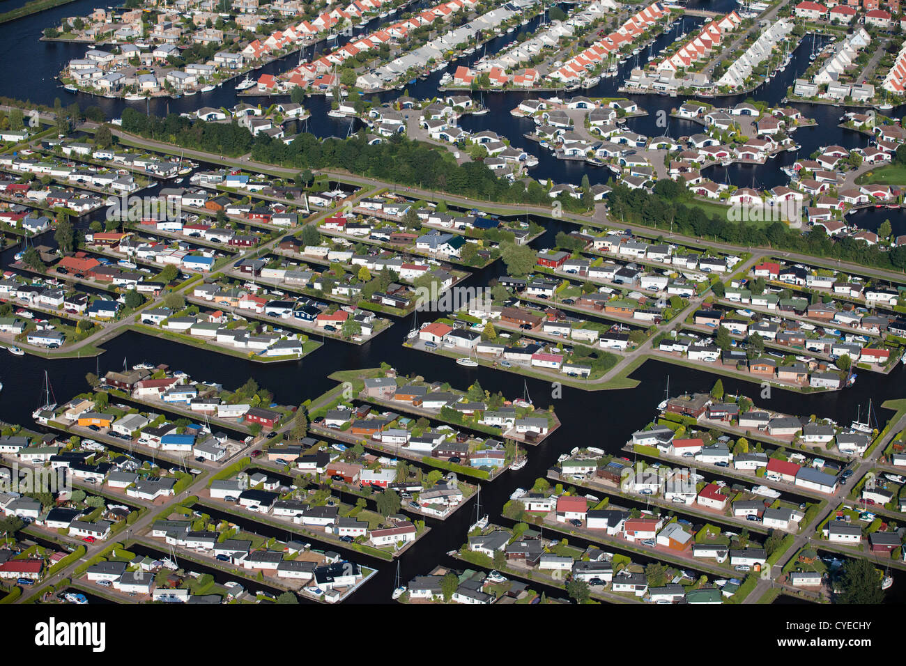 Die Niederlande, Lemmer, Antenne. Ferienhäuser am Ufer. Stockfoto