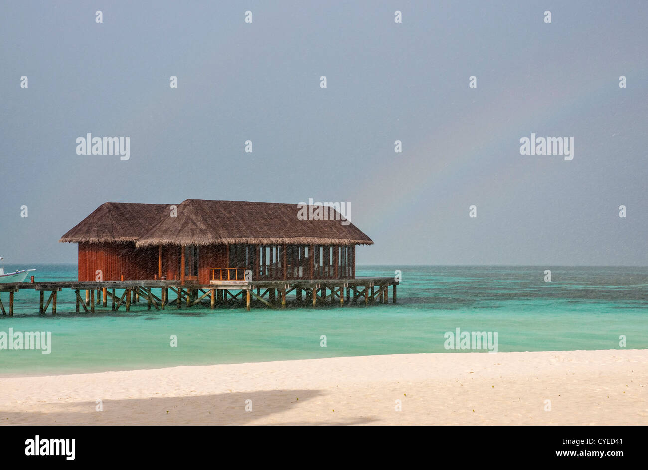 Overwater Restaurant im schönen blauen Lagune, Malediven Stockfoto