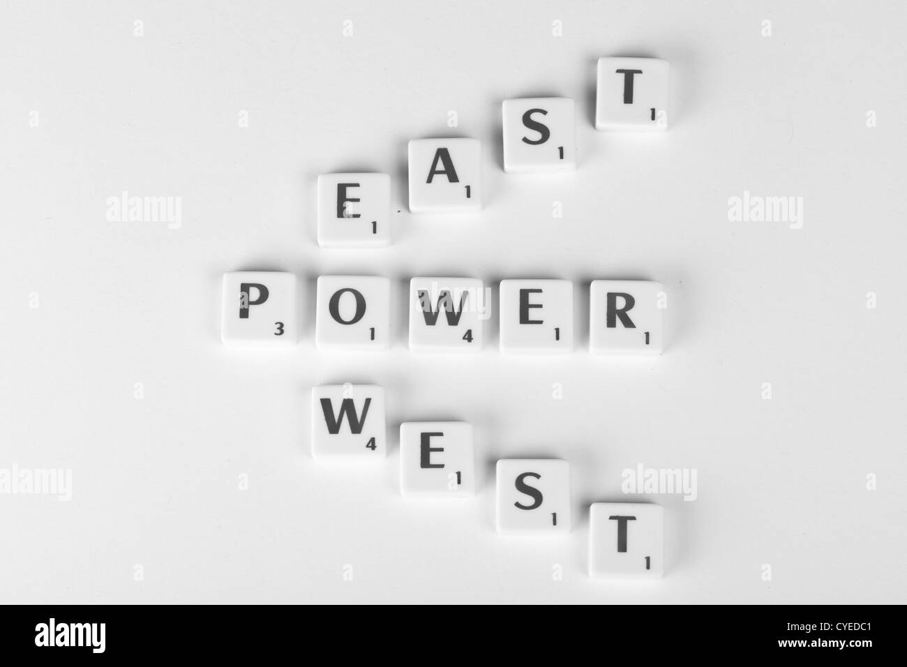 Osten Verse West macht Reichtum wachsenden Ökonomien, Osten tun gut, während im Westen, symbolische Wahrzeichen der Welt Verschiebung schlecht geht. Stockfoto