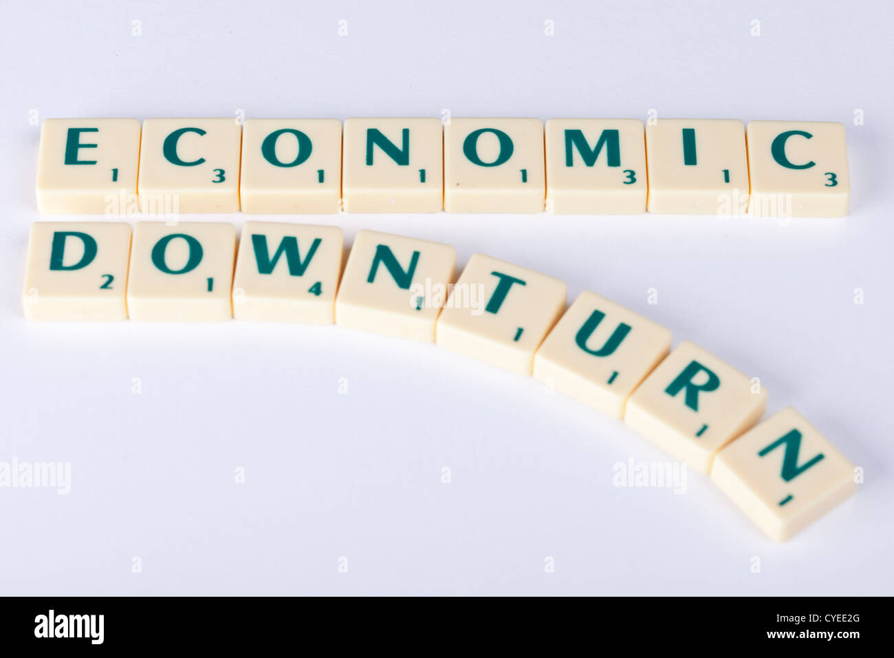 wirtschaftlichen Abschwungs Fliesen Wirtschaft den Bach runter, Konzept-Darstellung mit Scrabble-Buchstaben. Stockfoto