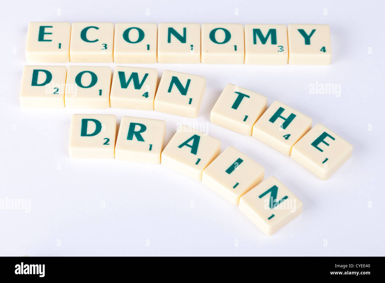 wirtschaftlichen Abschwungs Fliesen Wirtschaft den Bach runter, Konzept-Darstellung mit Scrabble-Buchstaben. Stockfoto