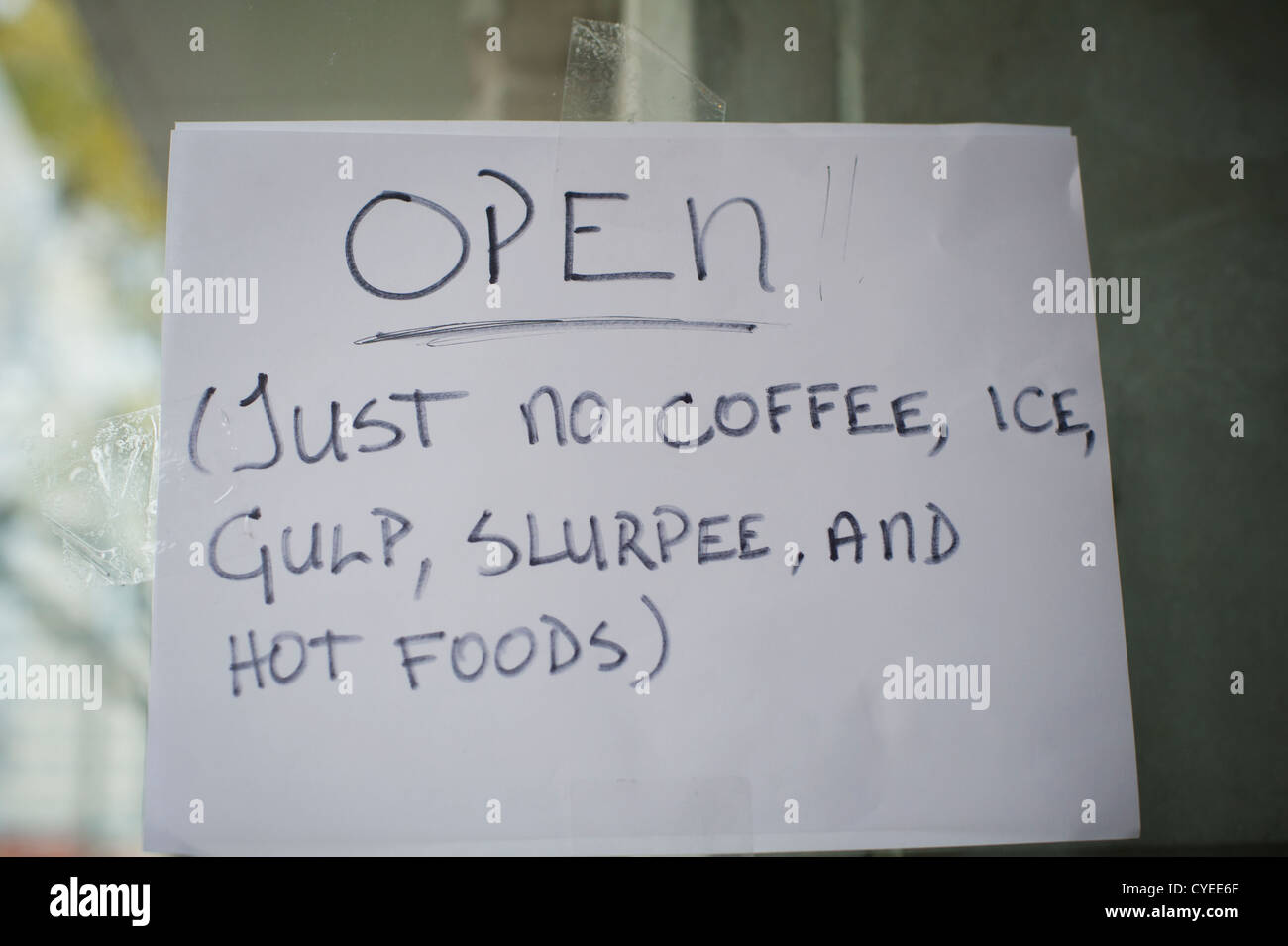 Ein Zeichen in einer 7-Eleven, offenen, nur kein Kaffee, Eis, Schluck, Slurpee und heiße Speisen Stockfoto